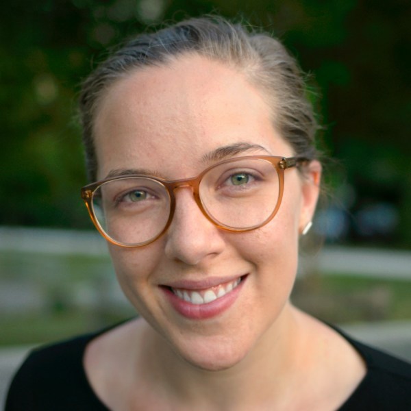 portrait of Tova Holmes